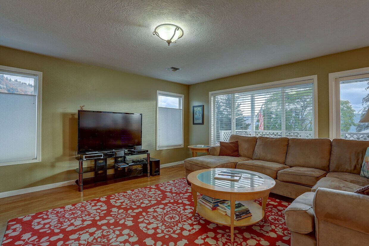 Foto principal - 247 NE Washington St