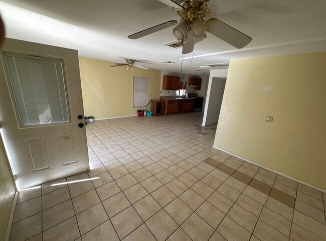 Foto del edificio - 106 E Vaughn Ave