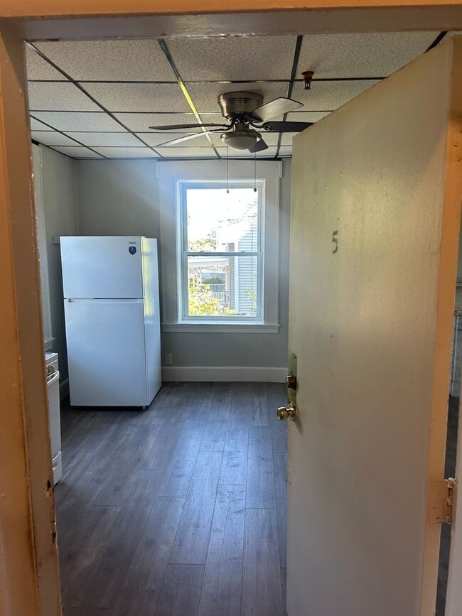 Building Photo - Studio Apartment for Rent – Utilities Included!
