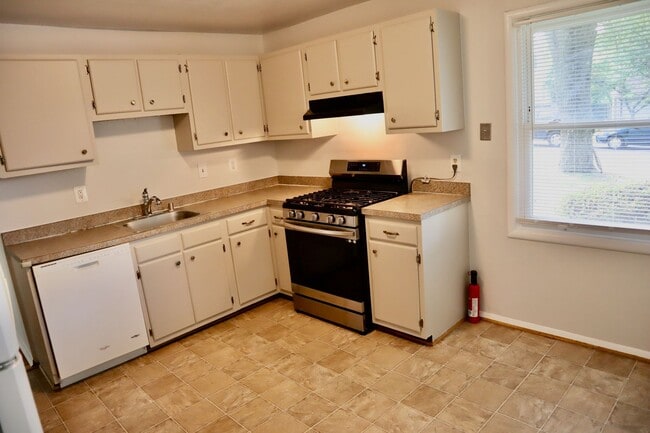 Building Photo - Very Cute 3 bedroom just 7 Minutes to Twin...