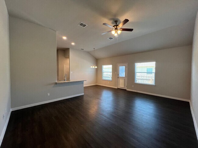 Building Photo - Luxury duplex in Seguin!