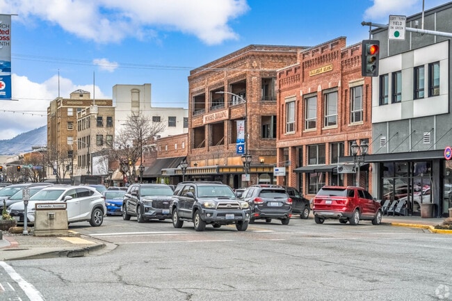 Wenatchee Avenue offers lots of great shops and restaurants to find great cuisine.