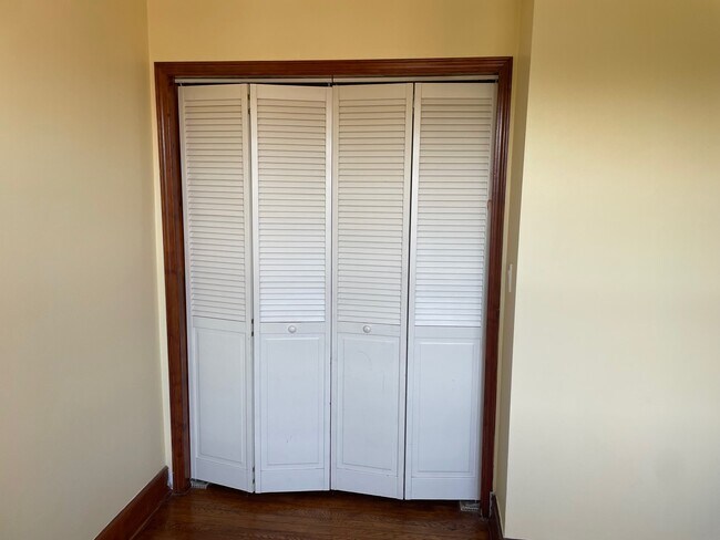 Armario del dormitorio - 4922 N Kedzie Ave