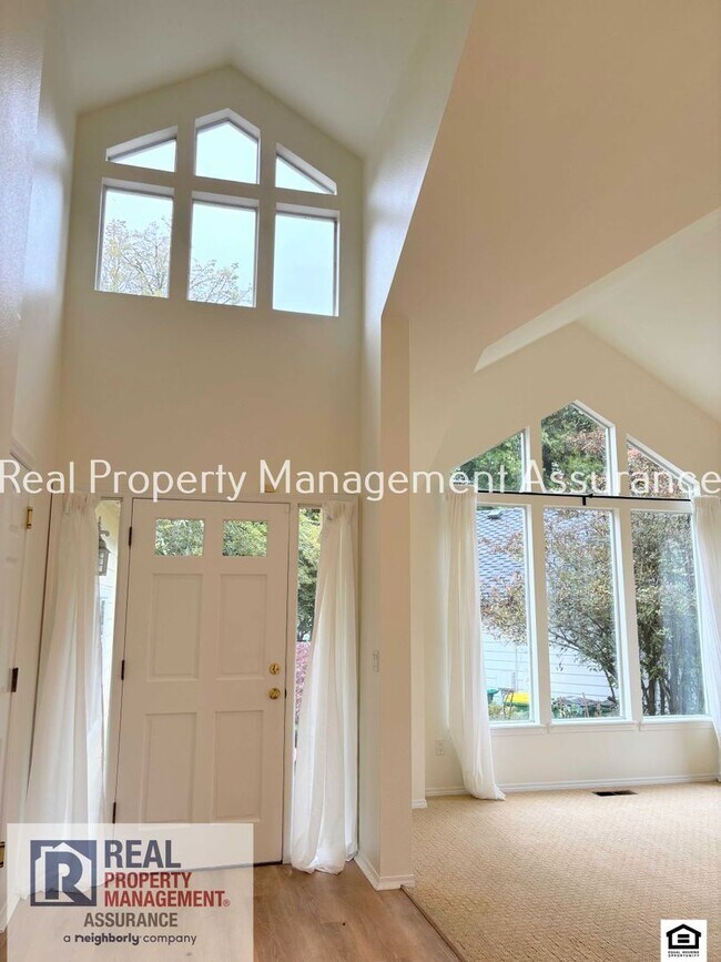 Building Photo - Attractive Single Level 3-Bedroom, 2-Bathr...