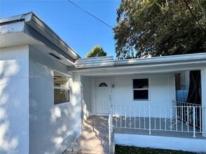 Building Photo - 2729 SW 24th St