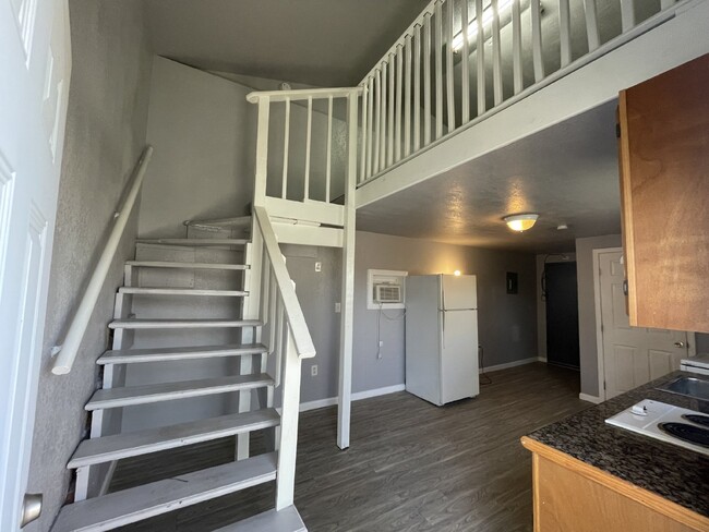 Building Photo - 1 bedroom,1 bathroom loft apartment off SE...
