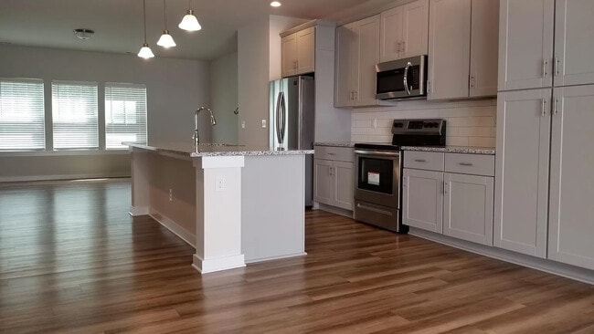 Building Photo - Room in Townhome on Sharon Towns Dr