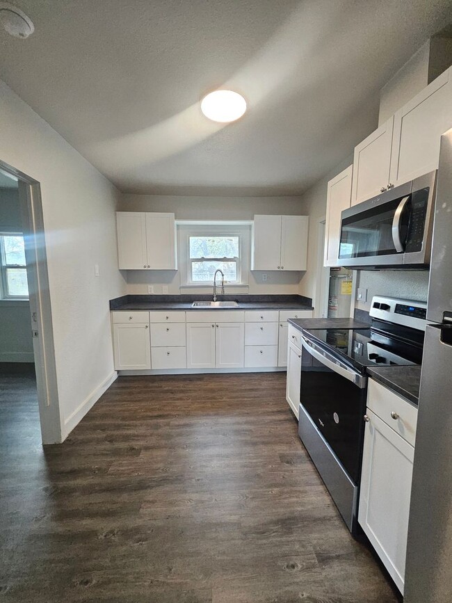 Building Photo - Cute Middleton Duplex