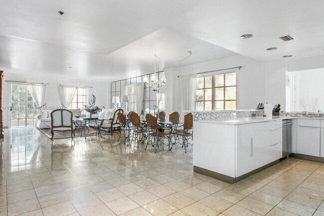 Building Photo - 2124 Fisher Island Dr