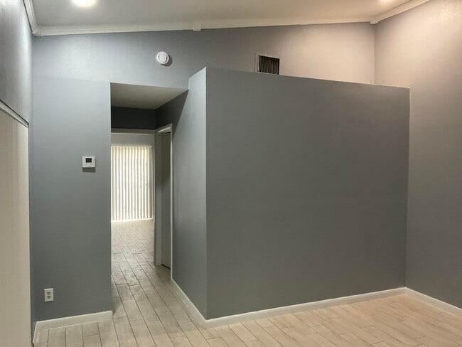 Building Photo - 214 Sparrow Dr