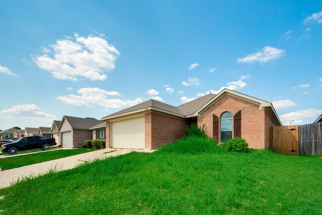 Foto del edificio - MOVE IN SPECIAL PRICING— Fort Worth: large...