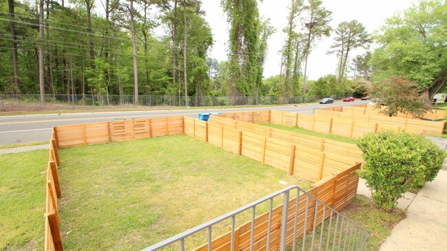 Foto del edificio - Awesome 2BR/1Bathroom Apartment in popular LAKEWOOD near Duke University!