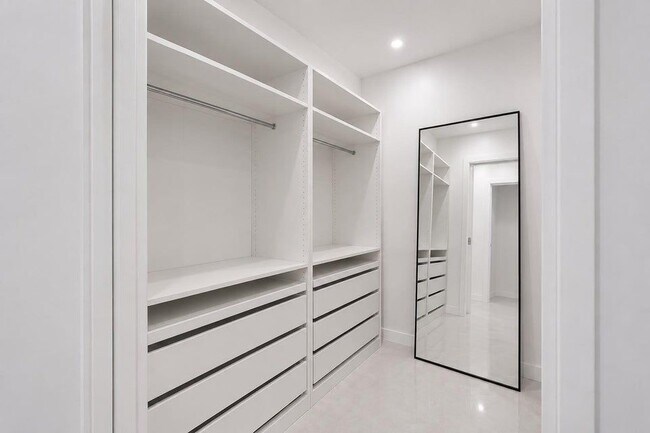 Building Photo - 6249 Bay Club Dr