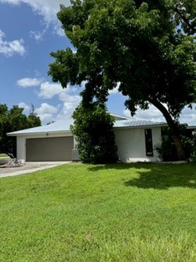 Foto principal - 8954 Austin St