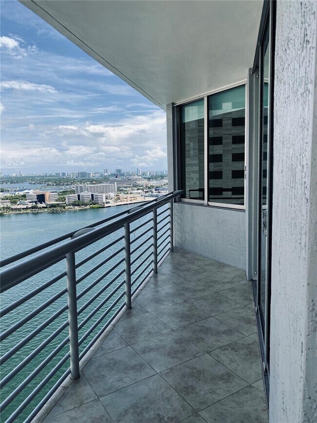 Foto del edificio - 335 S Biscayne Blvd