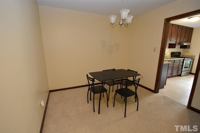 Foto del edificio - 204 Twin Oaks Pl