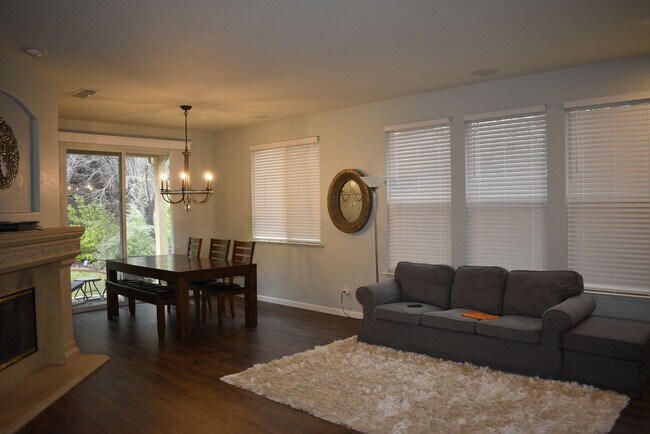 Building Photo - 960 Glennfinnan Way