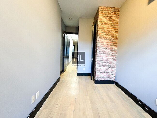 Foto del edificio - NO FEE THREE BED/2.5 BATH & SEMI PRIVATE T...