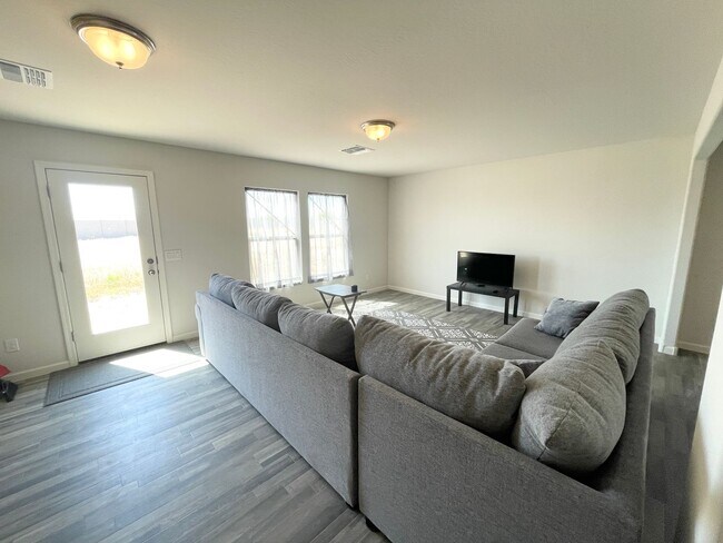 Building Photo - Beautiful 4 Bedroom Single Level Newer Bui...