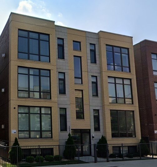 Foto principal - 3643 W Montrose Ave