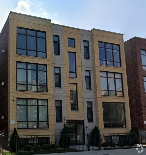 Building Photo - 3643 W Montrose Ave