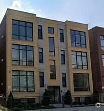 Building Photo - 3643 W Montrose Ave