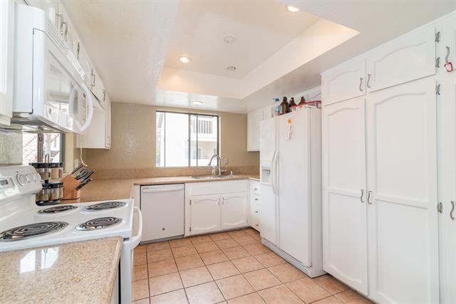 Kitchen with pentry - 3950 La Jolla Village Dr