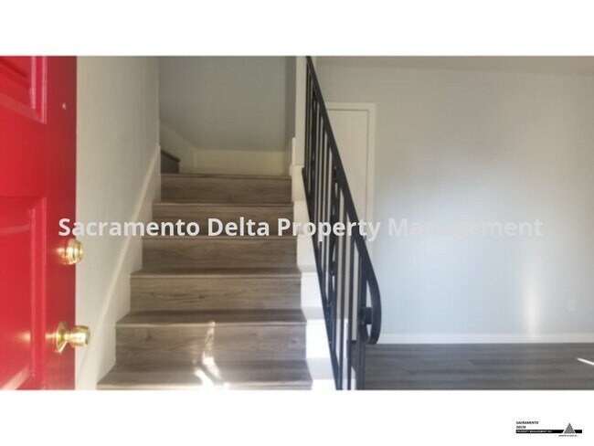 Building Photo - Updated 3 Bedroom Duplex!