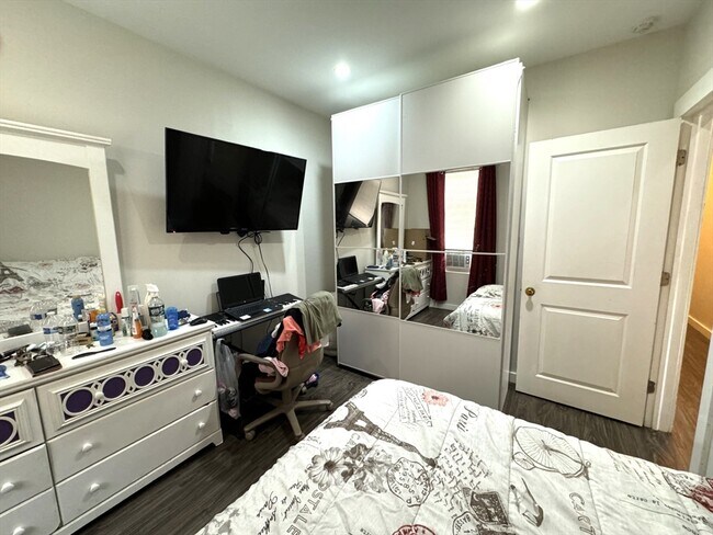 Building Photo - 75 Williams St