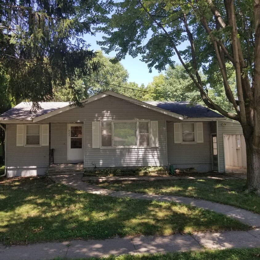 Foto principal - 2 Bedroom house Iowa City with hardwood fl...