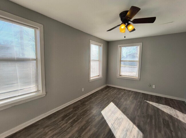 Foto del edificio - Remodeled 4 Bedroom Home AVAILABLE NOW!