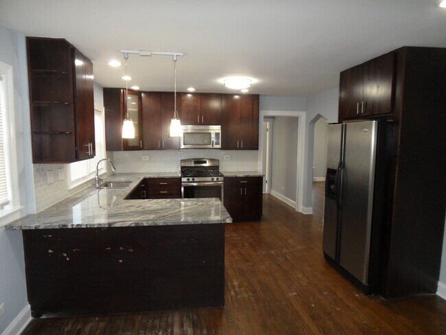 Building Photo - 3759 N Plainfield Ave