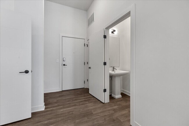 Building Photo - Leawood Village Apartments