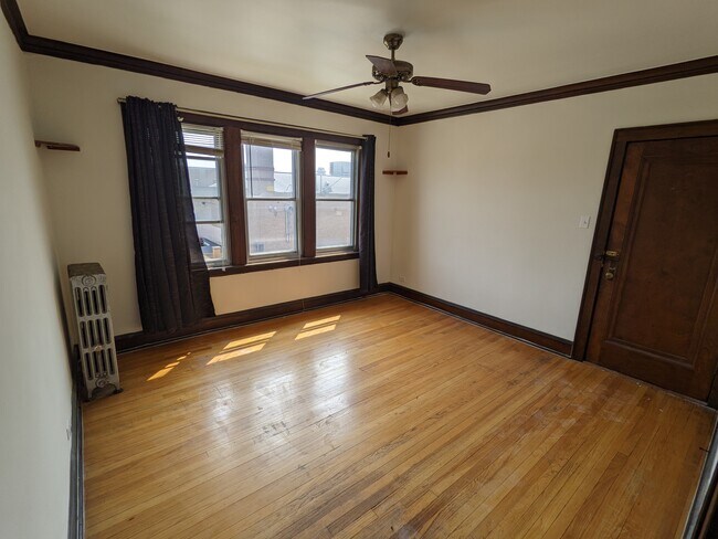 Front Room - 3216 N Major Ave