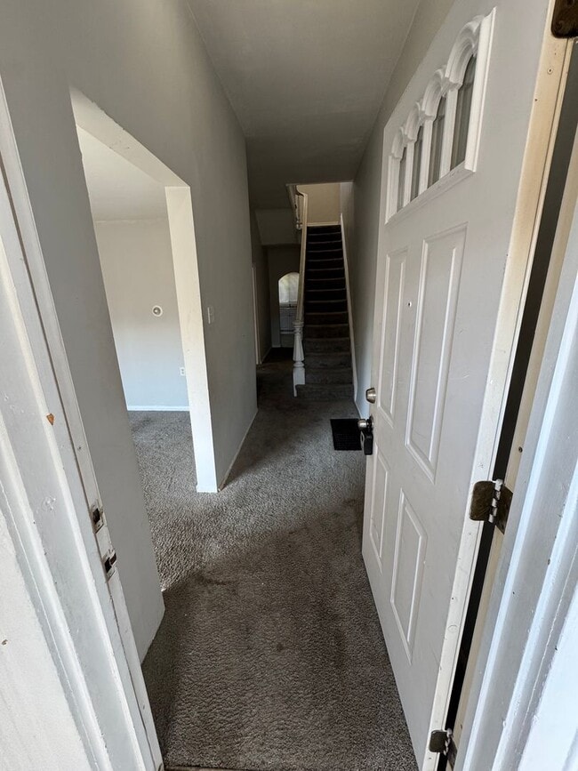Building Photo - 4 Bedroom 1 Bathroom in Fineview!