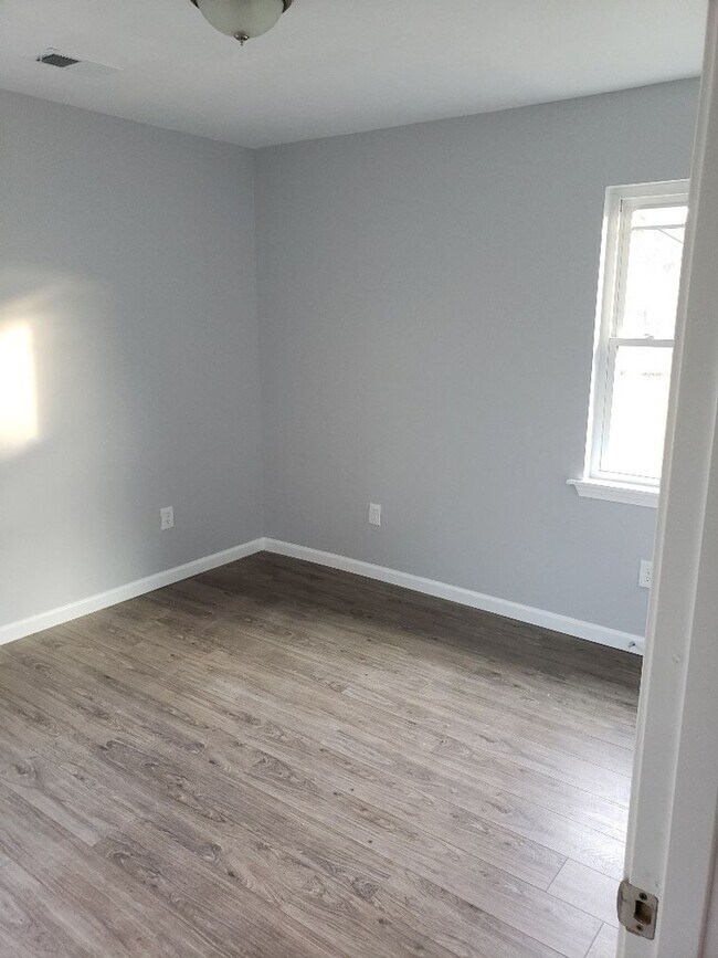 Building Photo - Grab this beauty before it's gone!