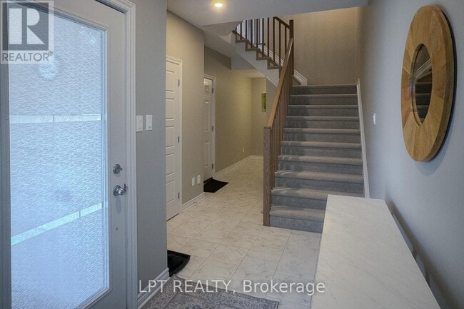 Building Photo - 552 Labrador Cres