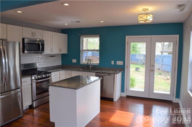 Foto del edificio - 1221 Meadow Ln