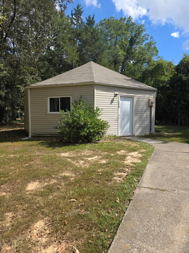 Exterior frontal - 216 Roundhouse Rd