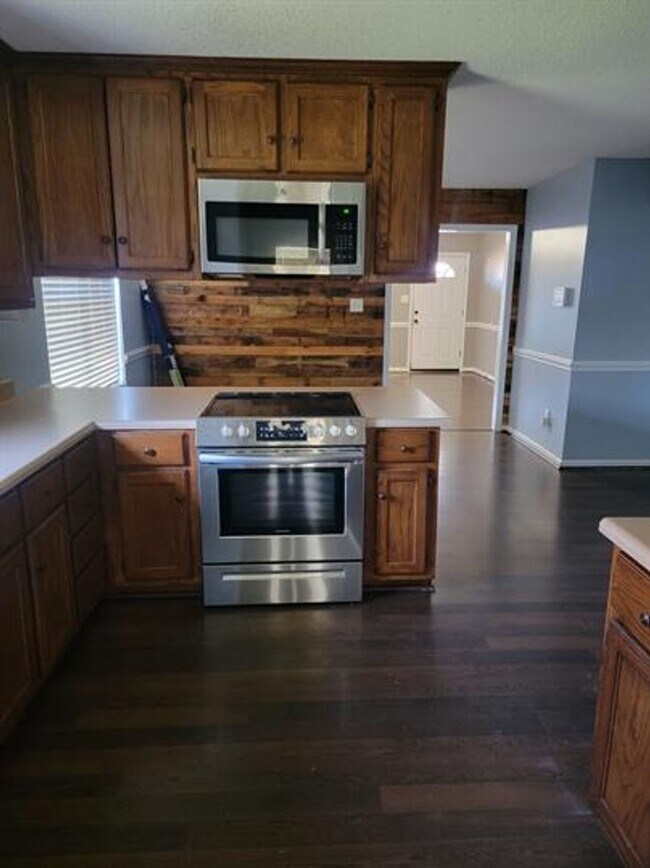 Building Photo - Modern Oasis with All the Amenities – Your...