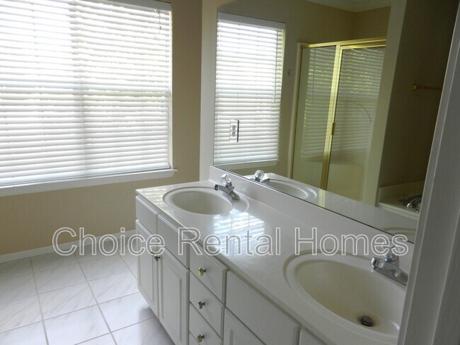 Foto del edificio - 2211 Summer Ridge Dr