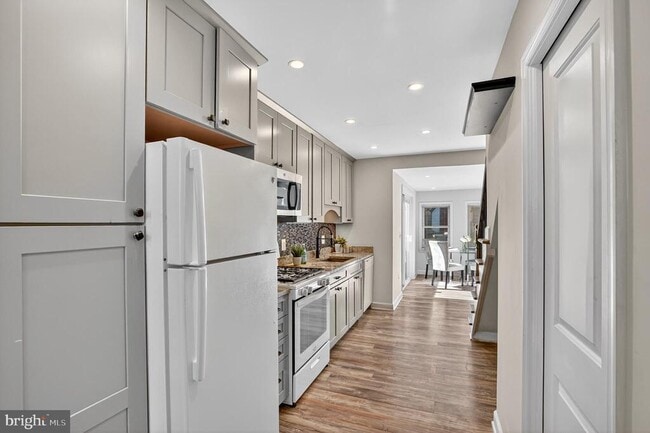 Foto del edificio - 312 N Henry St