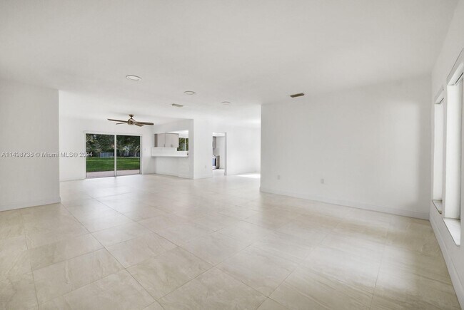 Foto del edificio - 2045 SW 125th Ct