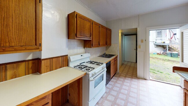 Building Photo - 321-321.5-3215 Hillview Pl