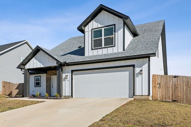 Building Photo - Move-in Special: 50% off second full month...