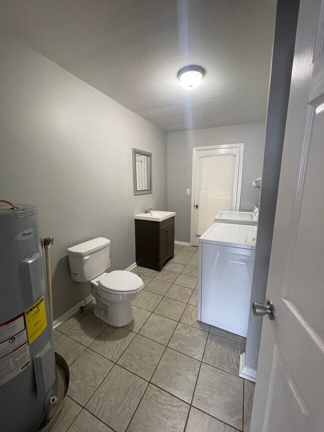 Foto del edificio - 4/2.5  BRICK Home Available Now!!
