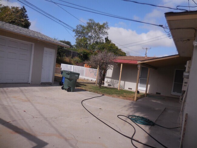 Building Photo - 1886 Colonia Pl