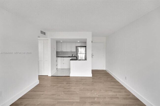 Foto del edificio - 4335 NW S Tamiami Canal Dr