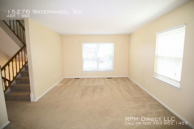 Building Photo - Large End Unit Townhouse