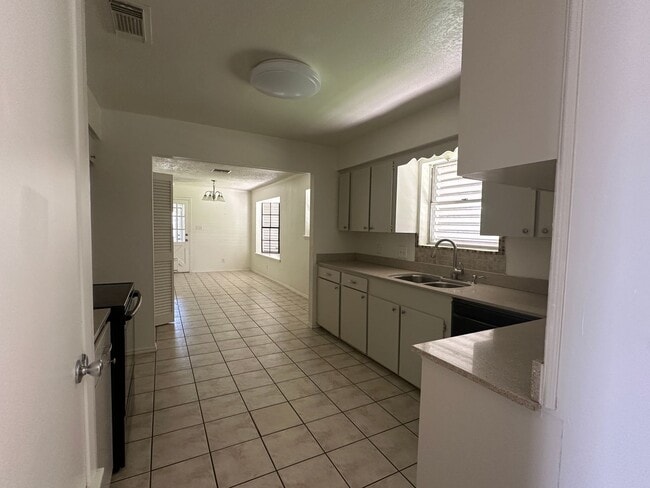 Building Photo - Ready for move in